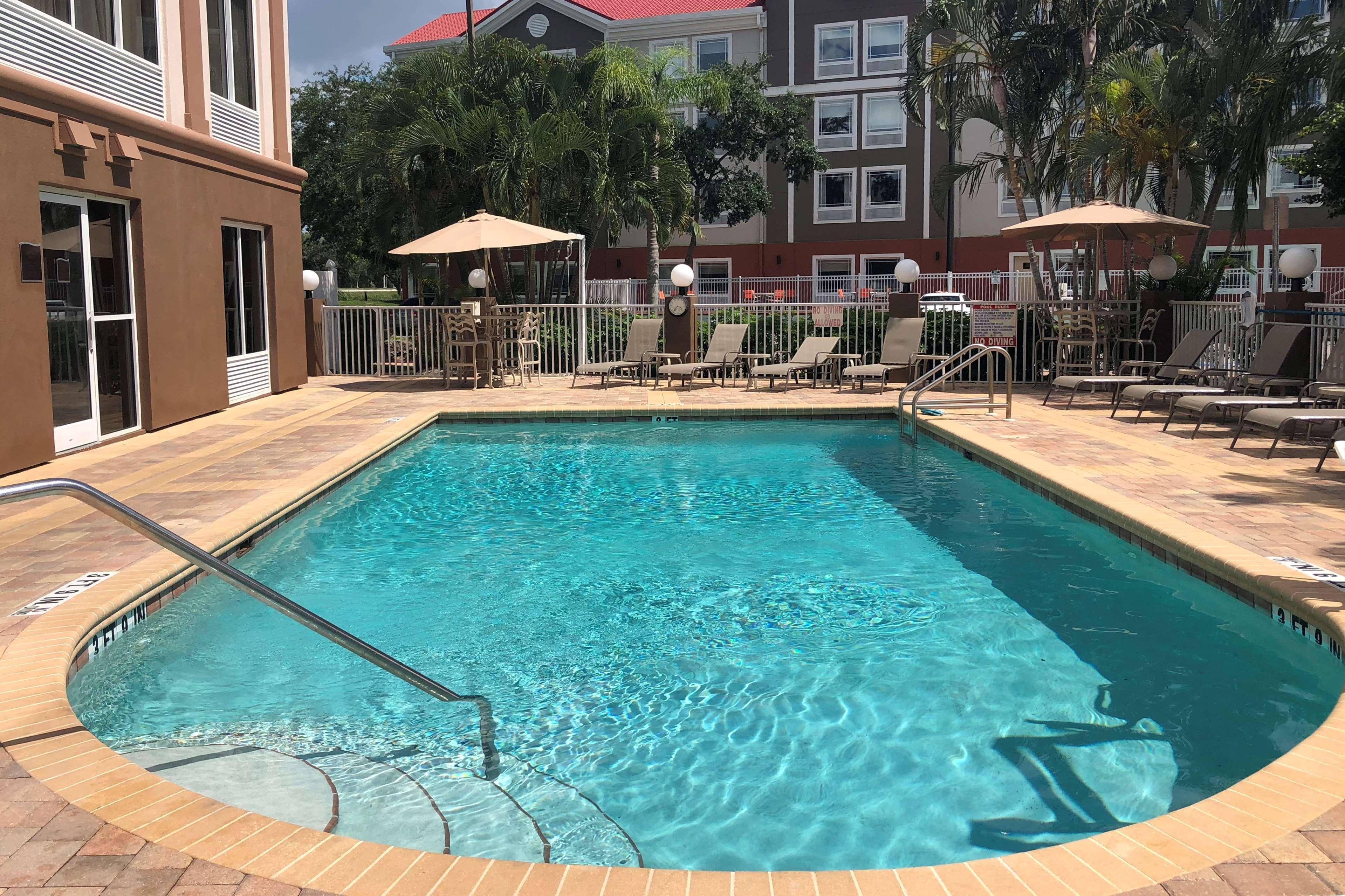 Best Western Plus Ambassador Suites Venice Gardens Exteriör bild