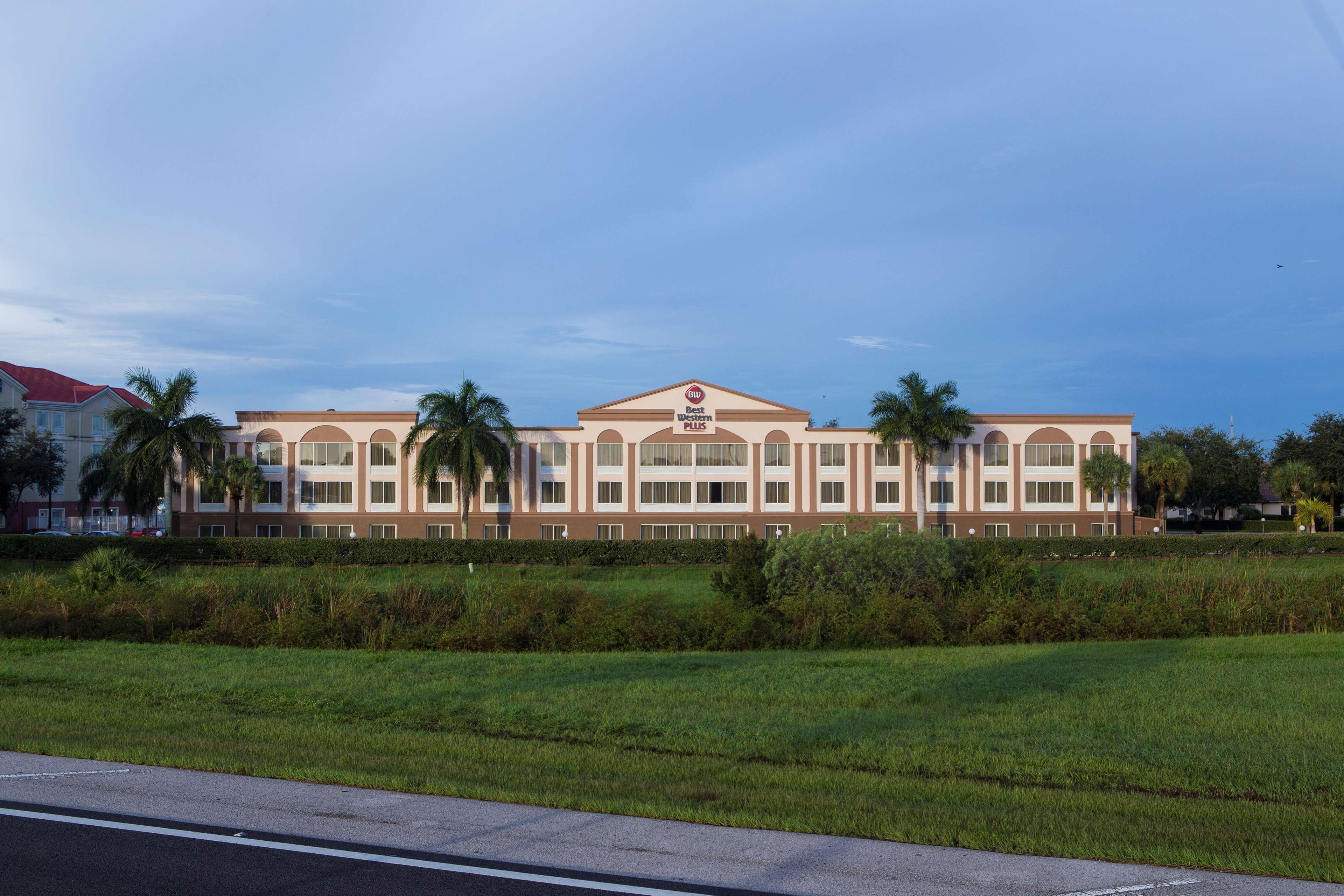 Best Western Plus Ambassador Suites Venice Gardens Exteriör bild