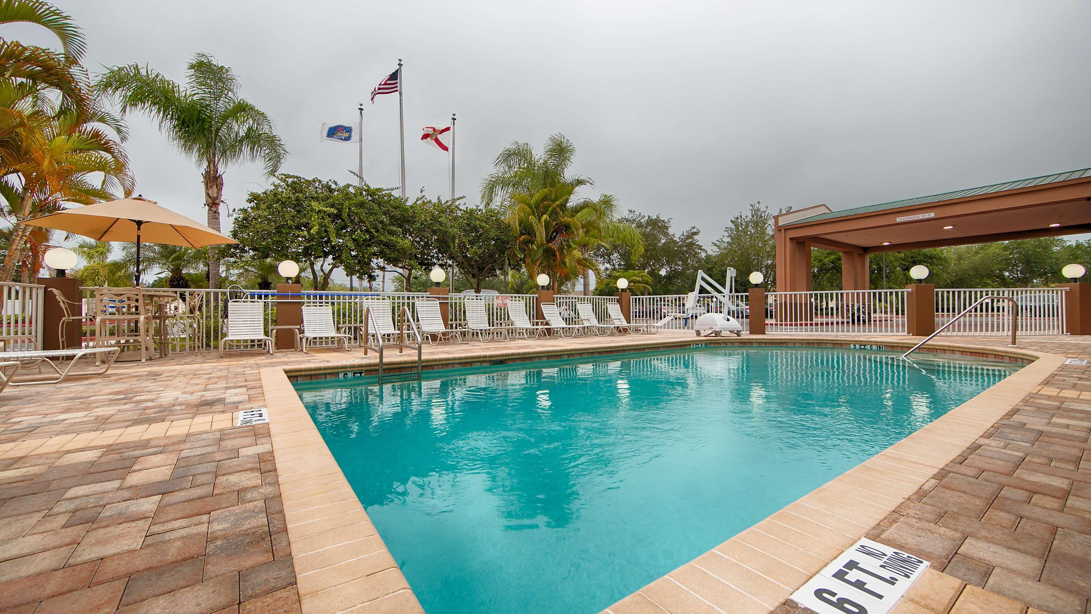 Best Western Plus Ambassador Suites Venice Gardens Exteriör bild