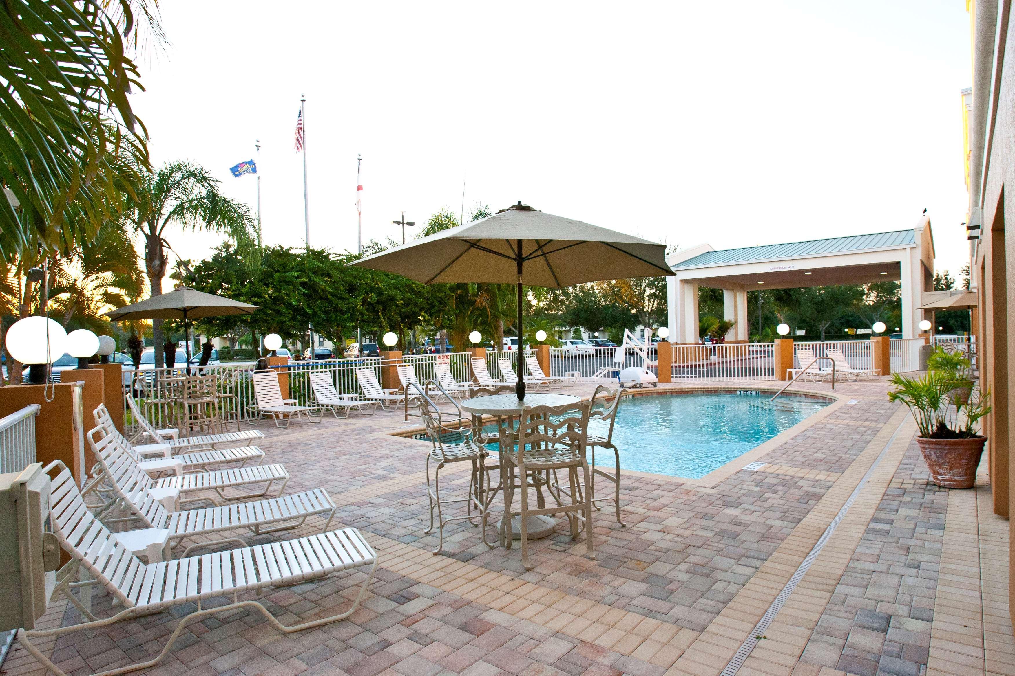 Best Western Plus Ambassador Suites Venice Gardens Exteriör bild